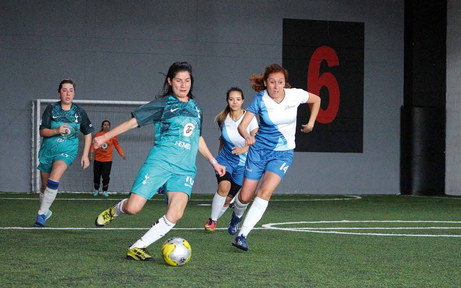 Mujeres y fútbol: contra todas las dificultades