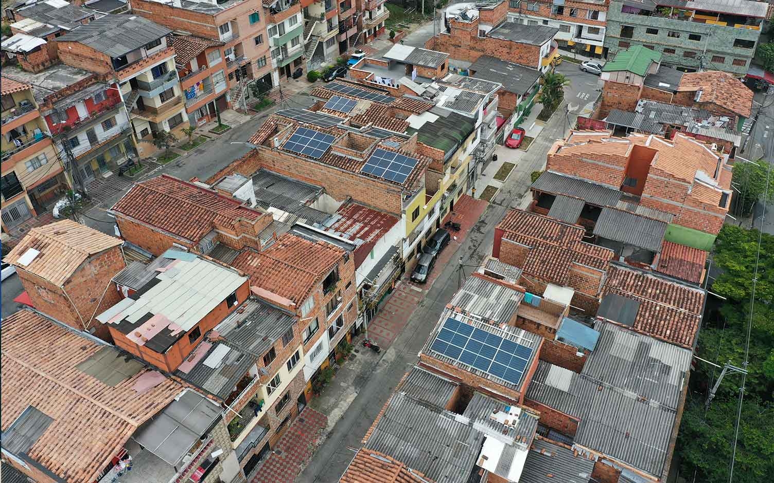 Las familias de Medellín que le venden energía solar al país